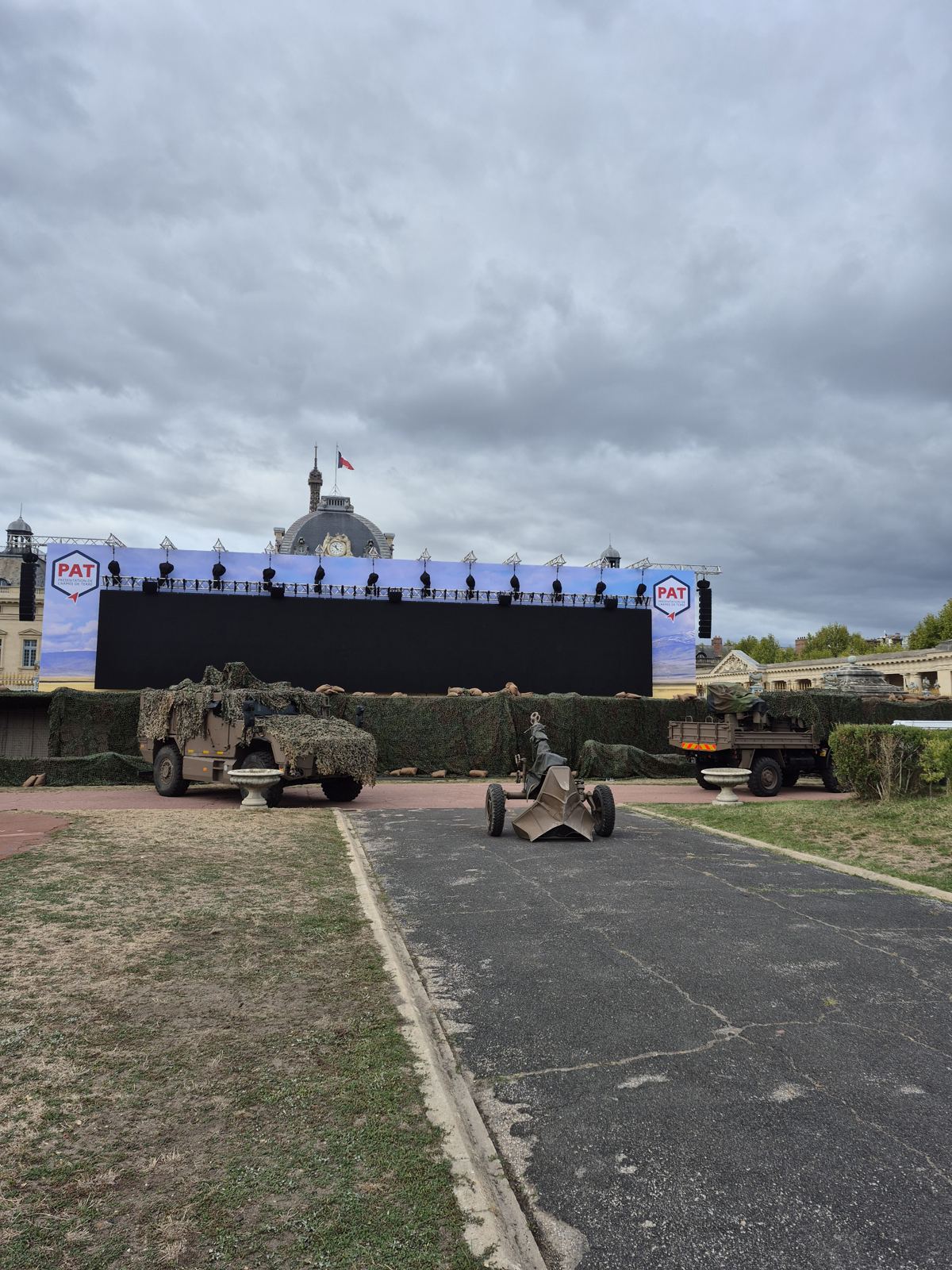Montage d'une structure scénique avec écran géant à l'École Militaire